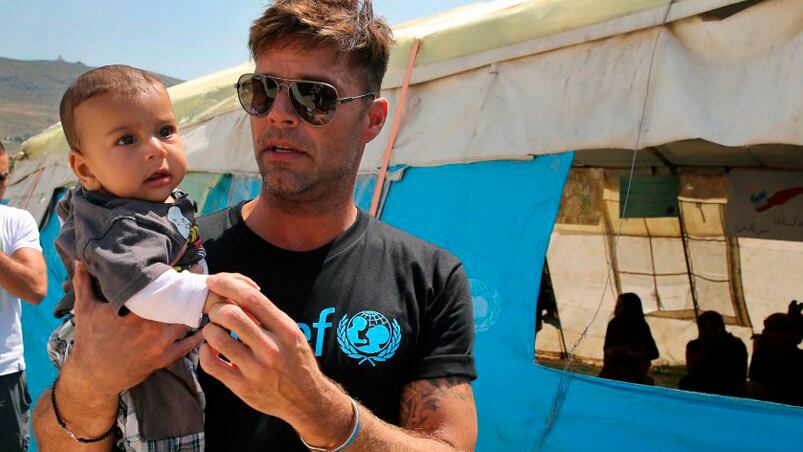 El cantante visitó a los niños refugiados en el Líbano.