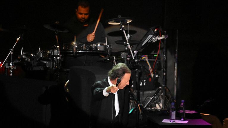 El cantautor español regaló una noche de nostalgia en el Orfeo. Foto: Lucio Casalla / ElDoce.tv.