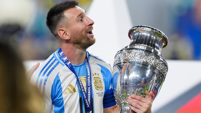 El capitán de Argentina Lionel Messi alza el trofeo tras la victoria 1-0 ante Colombia en la final de la Copa América, en Miami Gardens, el domingo 14 julio, 2024. (AP Foto/Rebecca Blackwell)