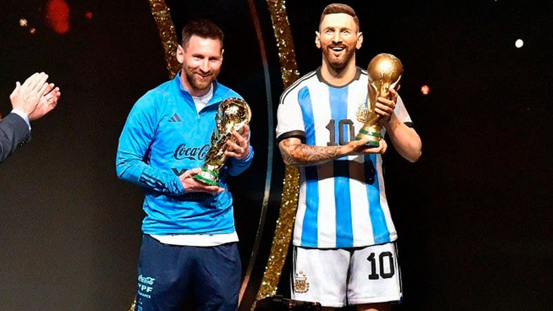 El capitán de la Scaloneta junto a la estatua de tamaño real que le regaló Conmebol.