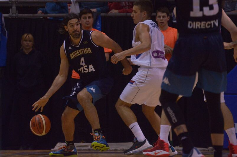 El capitán Luis Scola en acción frente a Serbia. Foto: Lucio Casalla / ElDoce.tv. 