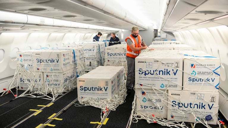 El cargamento de Sputnik V dentro del avión de Aerolíneas Argentinas.