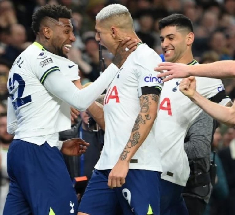 El "cariñoso" festejo del Cuti Romero tras un gol del Tottenham