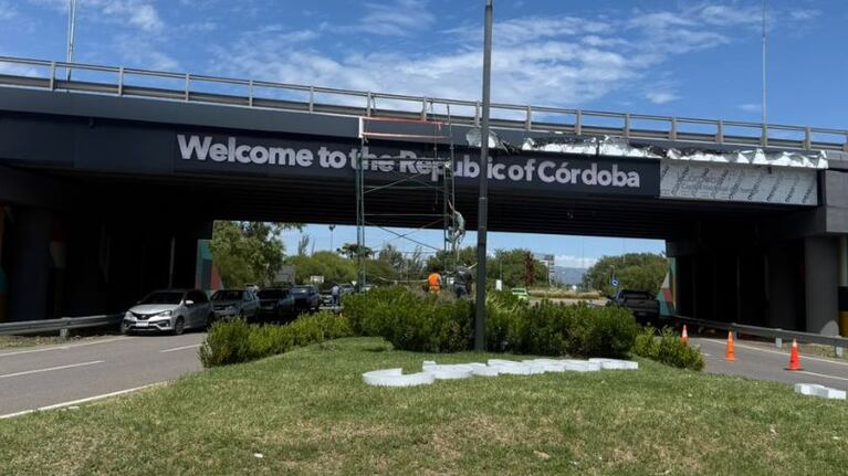 El cartel a la salida del Aeropuerto Ambrosio Taravella.
