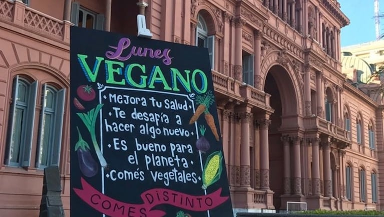 El cartel con las bondades del menú vegano promocionaba el cambio en la puerta de la Rosada.
