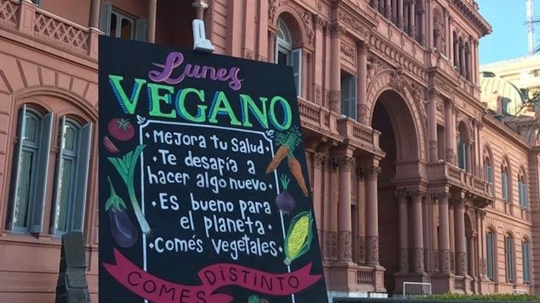 El cartel con las bondades del menú vegano promocionaba el cambio en la puerta de la Rosada.