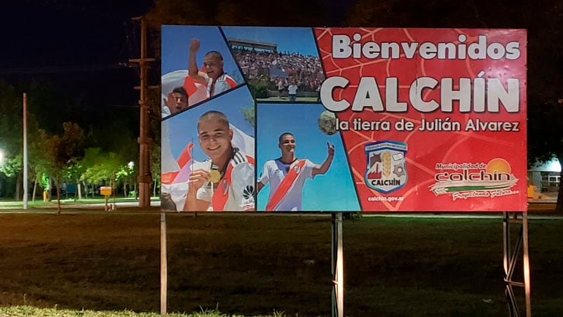 El cartel de bienvenida al pequeño pueblo de Calchín. Foto: Julieta Pelayo/ElDoce.