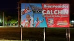 El cartel de bienvenida al pequeño pueblo de Calchín. Foto: Julieta Pelayo/ElDoce.