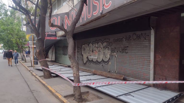 El cartel de un comercio se desprendió. Foto: Pablo Olivarez / El Doce.