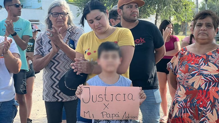 El cartel del hijo de 7 años de la víctima. Foto: Mateo Lago / El Doce.