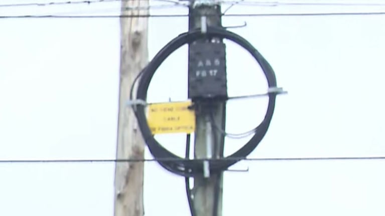 El cartel en barrio Los Boulevares para que no les roben el cableado.