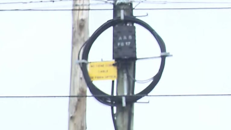 El cartel en barrio Los Boulevares para que no les roben los cables.