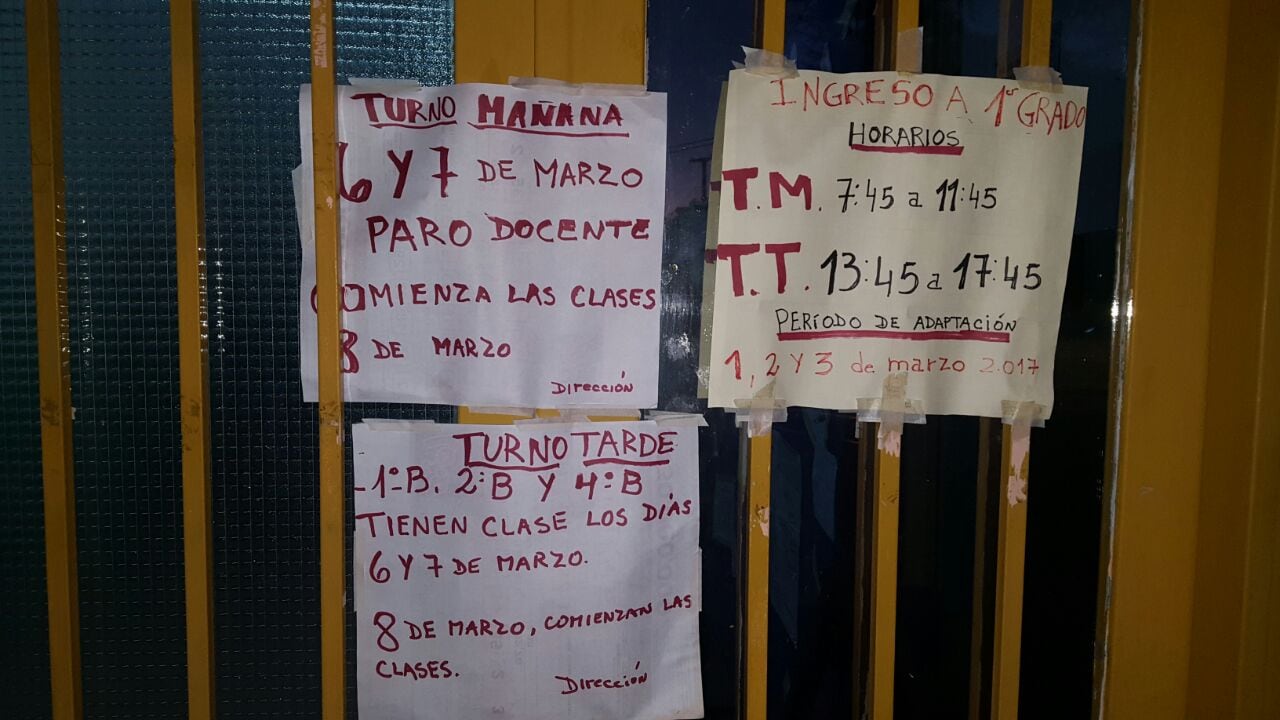 El cartel indica el paro en la escuela Benjamín Matienzo. Foto: Roxana Martínez.