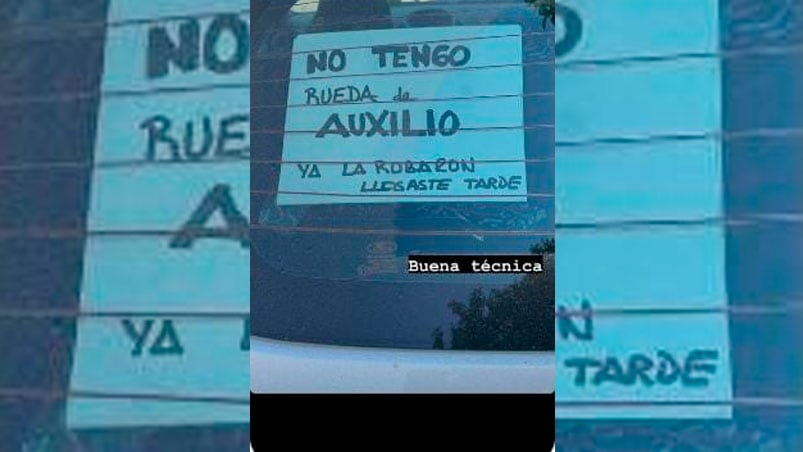 El cartel pegado en un auto de Córdoba.