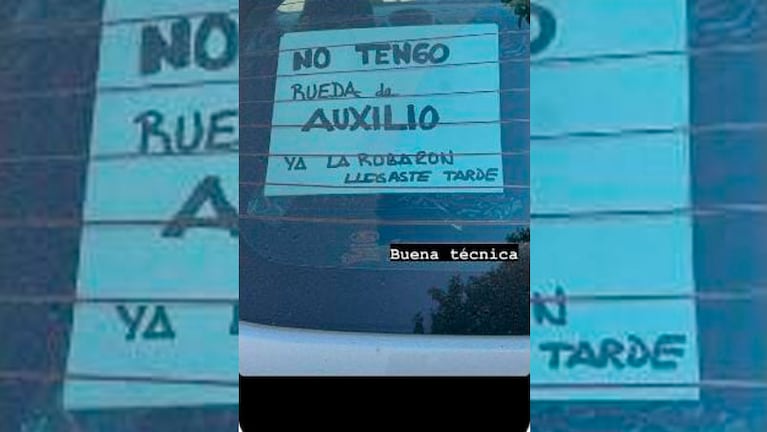 El cartel pegado en un auto de Córdoba.