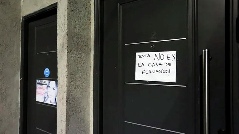 El cartel que el inquilino pegó en la propiedad que le alquila a Sabag Montiel.