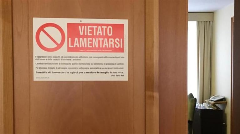 El cartel que el Papa colgó en la puerta de su suite