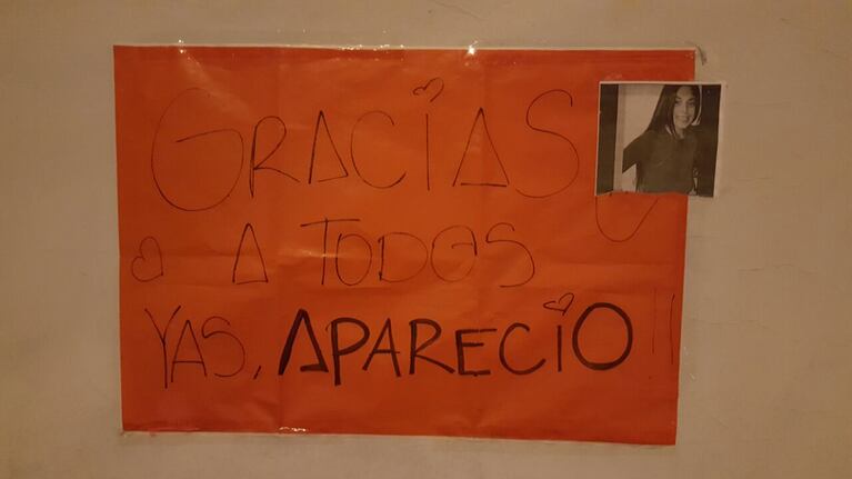 El cartel que la madre colocó en la puerta de su casa.