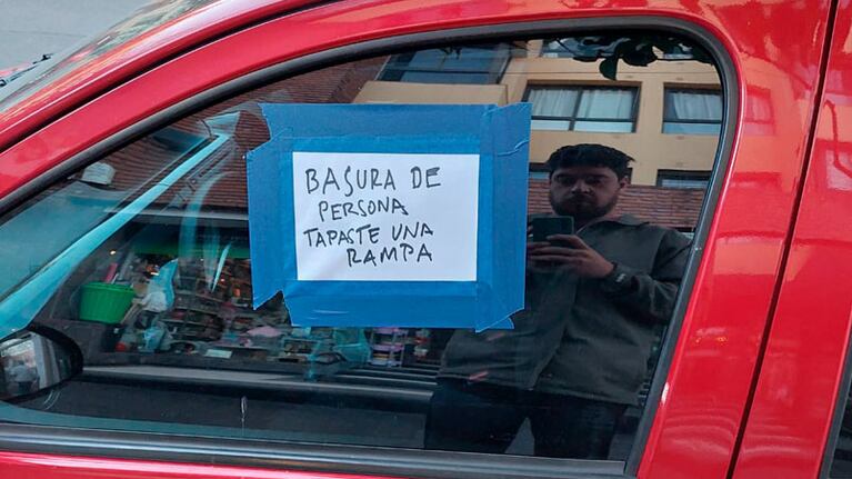 El cartel que pegó un vecino, cansado de las falta de empatía.