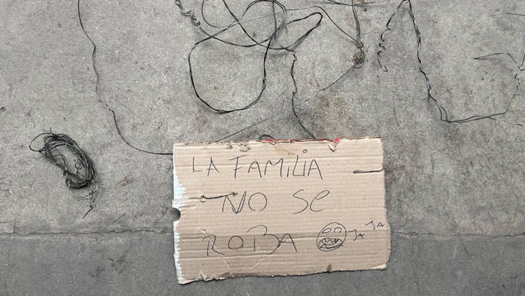 El cartel que portaba el acusado de robar en barrio Maldonado.