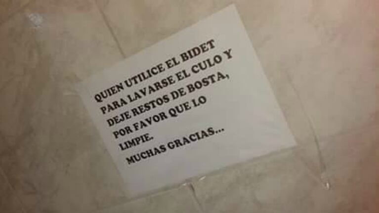 El cartelito de la polémica.