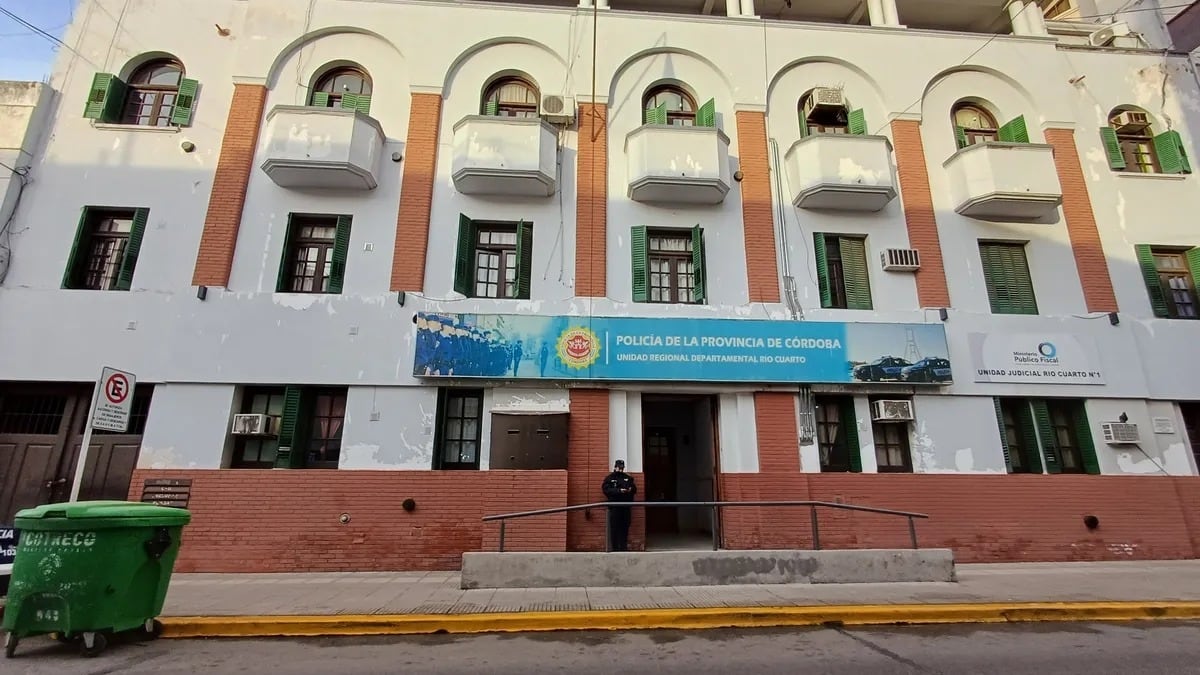 El caso se originó por el robo a la novia de uno de los agentes detenidos.