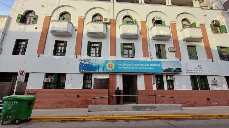 El caso se originó por el robo a la novia de uno de los agentes detenidos.