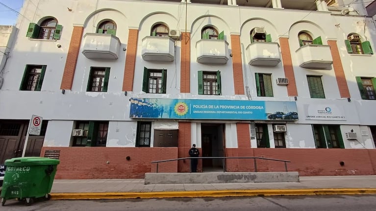 El caso se originó por el robo a la novia de uno de los agentes detenidos.