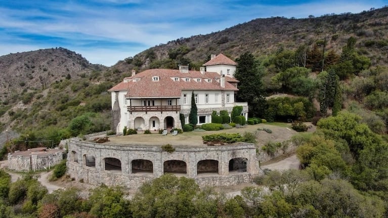 El Castillo de Mandl, ubicado en La Cumbre, Córdoba, se ofrece por US$3.100.000 y cuenta con más de 2.200 m2 construidos sobre casi 10 hectáreas (JDC Propiedades).