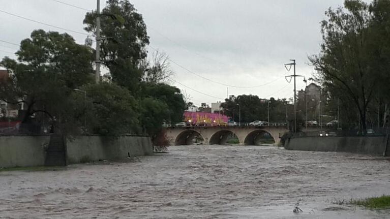 El caudal del río creció este martes.