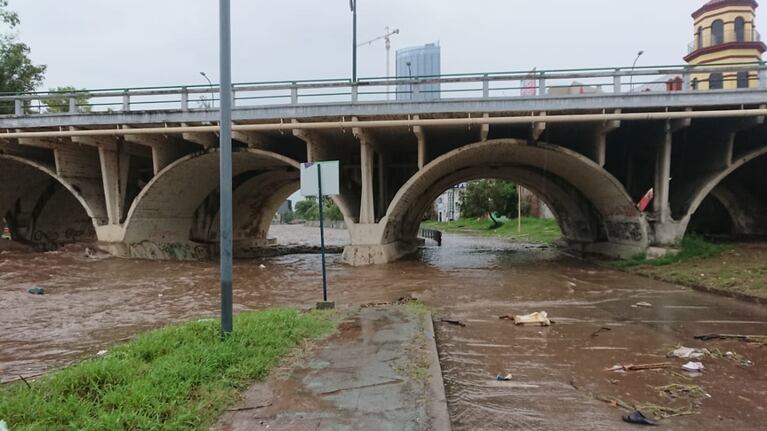 El caudal del río Suquía podría subir casi un metro tras la apertura de las dos válvulas en el dique San Roque.