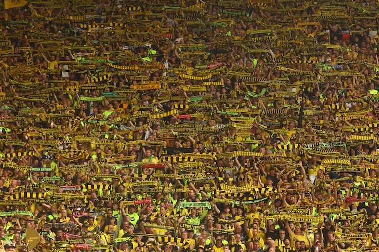 El célebre "Muro Amarillo" de la tribuna sur del Signal Iduna Park, cancha del Borussia Dortmund. REUTERS/Thilo Schmuelgen DFL REGULATIONS PROHIBIT ANY USE OF PHOTOGRAPHS AS IMAGE SEQUENCES AND/OR QUASI-VIDEO.
