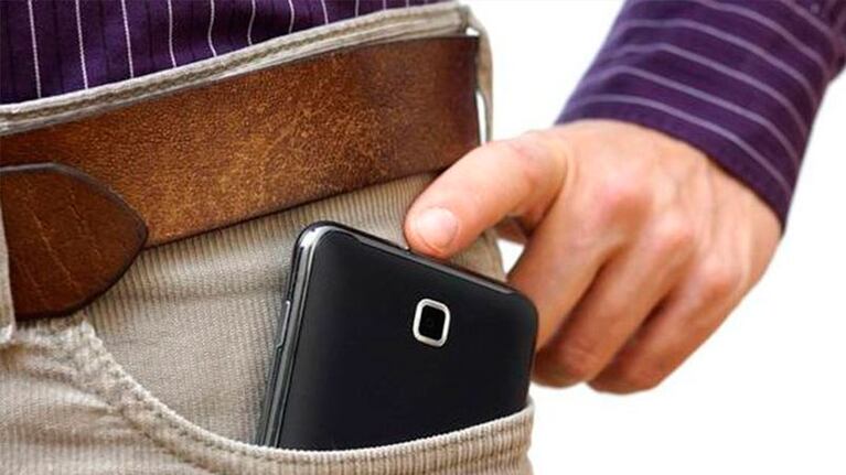 El celular en el bolsillo, una costumbre que hay que empezar a cambiar.