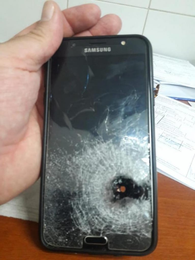 El celular le salvó la vida a una joven cuando le dispararon para robarle en Tucumán