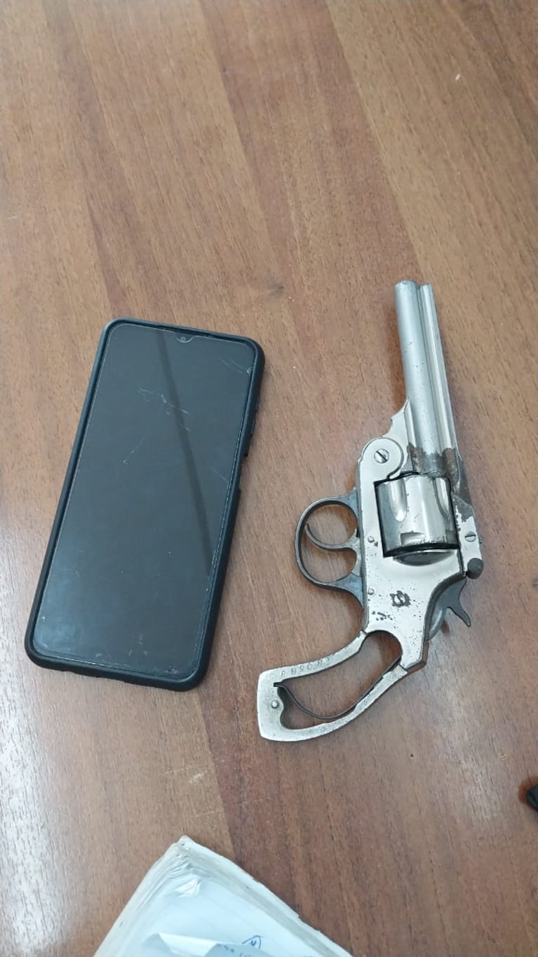 El celular y el arma secuestrados. (Foto: Policía de Córdoba)