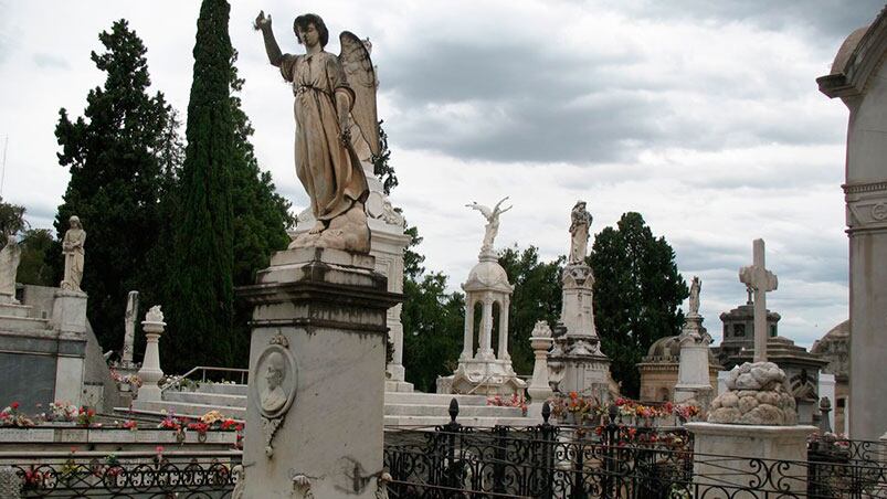 El cementerio de Salto quedó sumergido en el misterio.