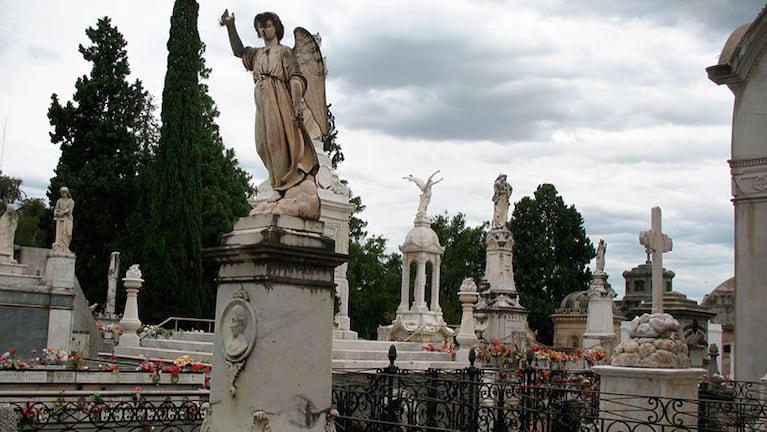 El cementerio de Salto quedó sumergido en el misterio.