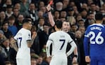 El central fue el primero de los dos expulsados del Tottenham en el partido contra el Chelsea.