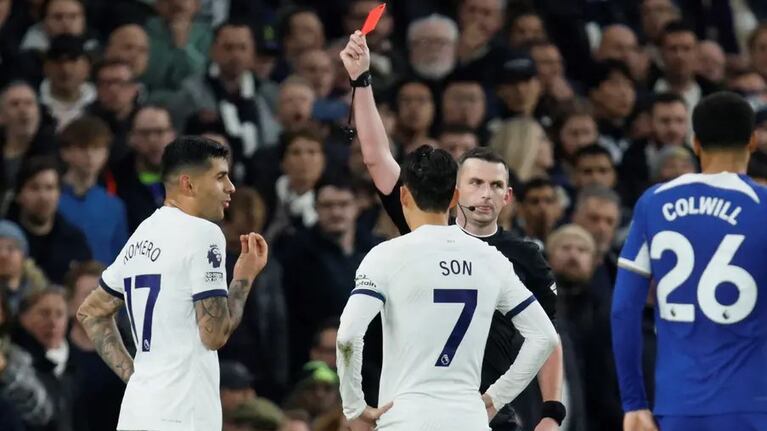 El central fue el primero de los dos expulsados del Tottenham en el partido contra el Chelsea.