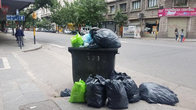 El centro y Nueva Córdoba, tapados de basura en el debut del nuevo sistema