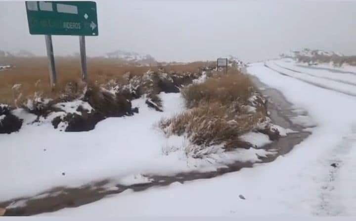 El Cerro Champaquí amaneció cubierto de blanco.