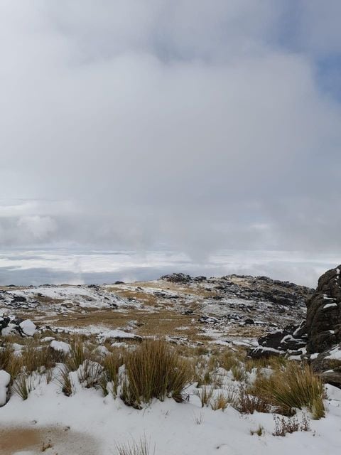 El Cerro Champaquí amaneció cubierto de blanco.