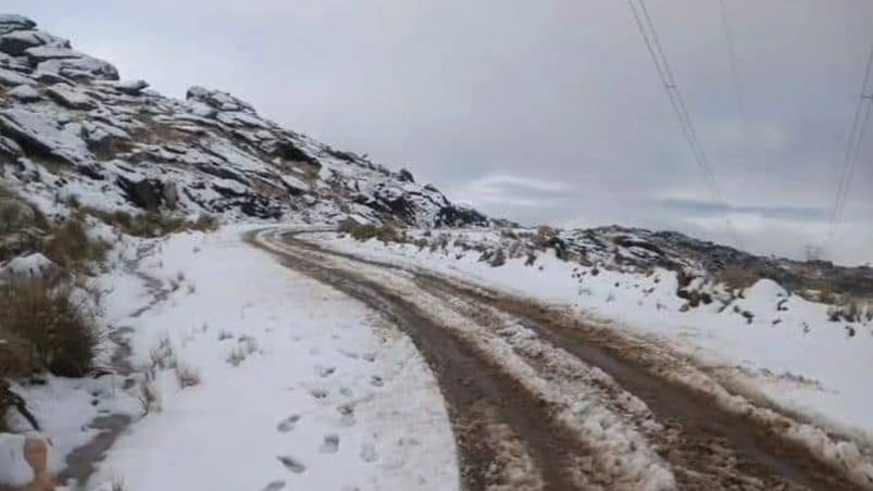 El Cerro Champaquí amaneció cubierto de blanco.