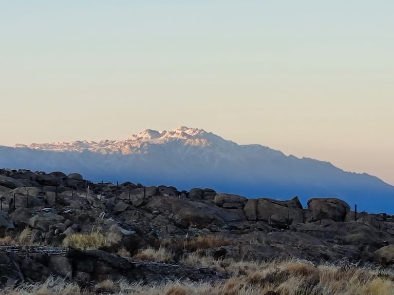 El Cerro Champaquí amaneció nevado. Foto: @champaquiadventure.
