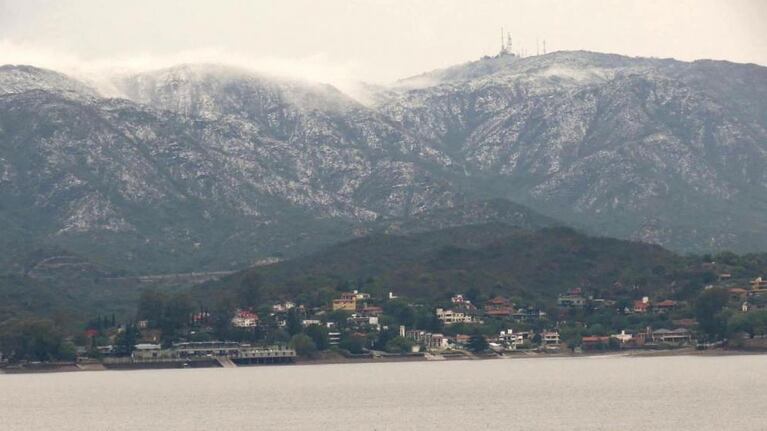 El cerro Mogote de Carlos Paz quedó blanco por el granizo. Foto: Eduardo Pérez.