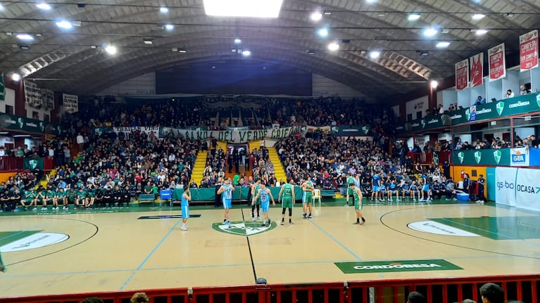 El Cerutti lució repleto en el segundo juego de la final.