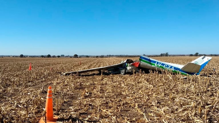 El Cessna cayó en espiral y se partió al impactar contra un campo de maíz.