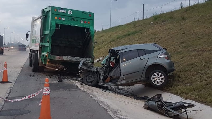 El Chevrolet Agile embistió al camión cuando todavía no había amanecido. Foto: El Doce.