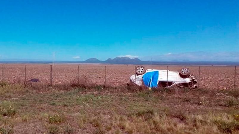 El Chevrolet Astra quedó dado vuelta a un costado de la ruta.