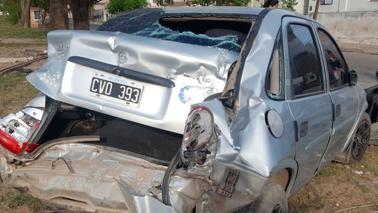 El Chevrolet Corsa quedó destruido tras el choque.
